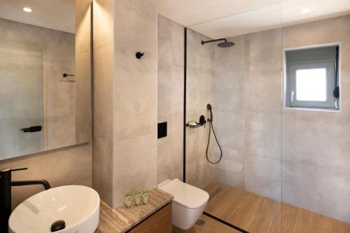 DEDALOS TOUCH BOUTIQUE HOTEL في سْكاليتا: حمام مع دش ومرحاض ومغسلة