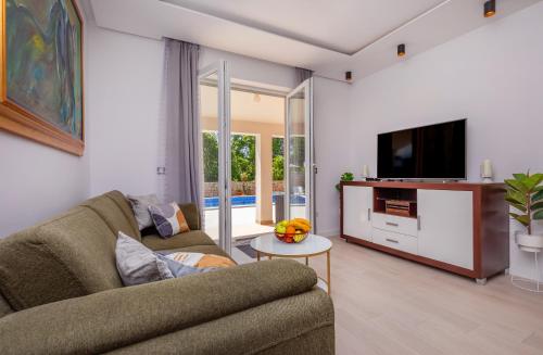 Televisyen dan/atau pusat hiburan di Apartment Holiday home DoMa, Čilipi near Dubrovnik