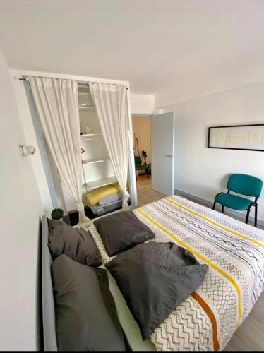 - une chambre avec un grand lit et des oreillers dans l'établissement T2 Parc Belvédère, à Montpellier