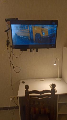 Una televisión o centro de entretenimiento en Arconaty Hotel