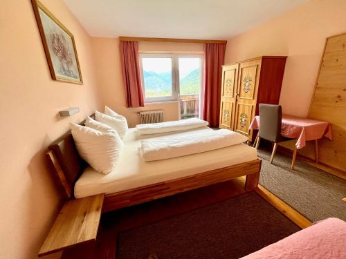 ein Hotelzimmer mit 2 Betten und einem Fenster in der Unterkunft Pranger Hof in Trins