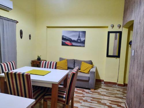 - un salon avec une table et un canapé dans l'établissement Kela, à Buenos Aires