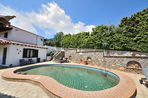 - une piscine en face d'une maison dans l'établissement Vista Mare Skiathos, à Kolios
