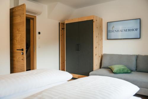 Uma cama ou camas num quarto em Edenhauserhof