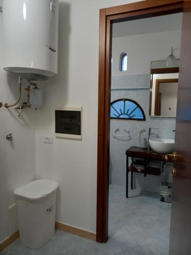 uma casa de banho com um WC e um lavatório em Mini alloggio rosmarino vicino alla porta Elisa em Lucca