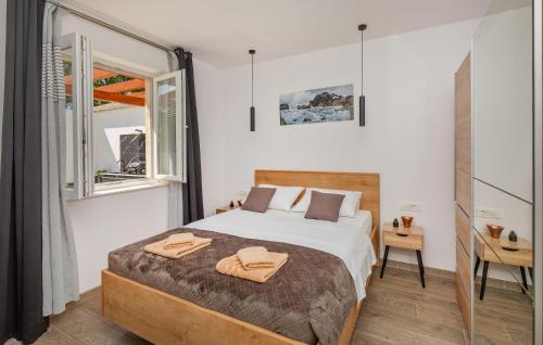1 dormitorio con 1 cama con 2 toallas en Apartment Holiday home DoMa, Čilipi near Dubrovnik en Čilipi