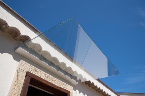 a glass window on the side of a building at B&B La Manica in Milazzo
