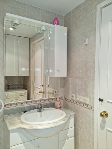 y baño con lavabo y espejo. en One bedroom 7th floor apartment with amazing views, en Fuengirola
