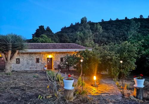 a stone house with lights in front of it at Casa Rural La Gustoza in Sauzal