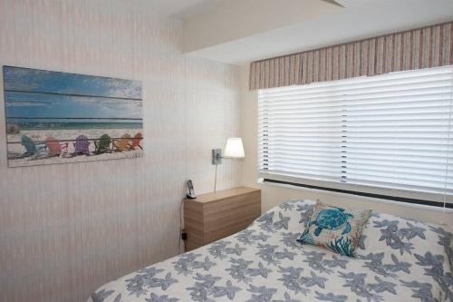 Ένα ή περισσότερα κρεβάτια σε δωμάτιο στο Oceanfront Penthouse in Paradise w Indoor Pool