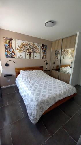 um quarto com uma grande cama branca num quarto em Maison Asturiana en bord de forêt 