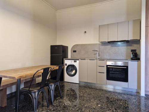 y cocina con mesa, sillas y fogones. en Mosaic Apartments, en La Canea