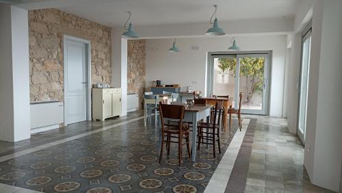 una cucina e una sala da pranzo con tavolo e sedie di Monte Forru a Baunei