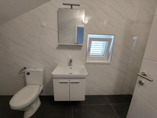 łazienka z toaletą, umywalką i oknem w obiekcie White Beauty luxury apt., Stari Grad, island Hvar w mieście Stari Grad
