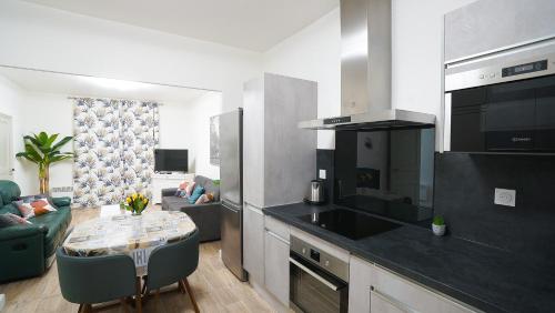 Η κουζίνα ή μικρή κουζίνα στο Appartement Les Halles 2, Climatisation, Terrasse, Garage