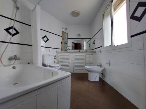 Un baño con bañera, inodoro y lavabo. en Apartamento Artesanos Ronda, en Ronda