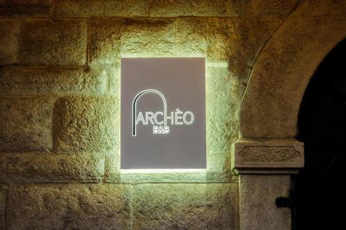 una señal en el costado de una pared de ladrillo en B&B ARCHÈO, en Andria