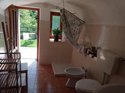 a bathroom with a toilet and a sink at Il Ciabot del Bosco in Frassino