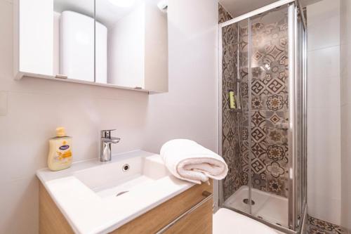 La salle de bains est pourvue d'un lavabo et d'une douche. dans l'établissement ExploreReims - California Dream studio proche gare/centre, à Reims