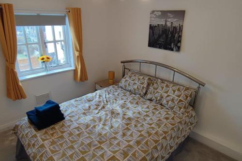 1 dormitorio con cama y ventana en Cosy 1 Bedroom Flat in Southam en Southam