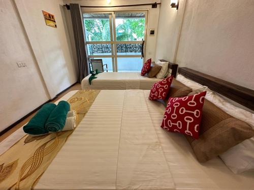Кровать или кровати в номере Dhiffushi Island Villa