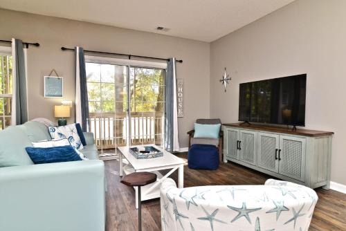 TV/Unterhaltungsangebot in der Unterkunft All New Luxury Beach Retreat 1 Mile to Beach w Pool