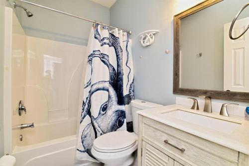 Ein Badezimmer in der Unterkunft All New Luxury Beach Retreat 1 Mile to Beach w Pool