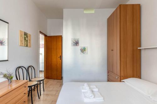 a room with a bed and a table and chairs at BED BIANCANEVE Miniappartamento in Villanova di Ostuni