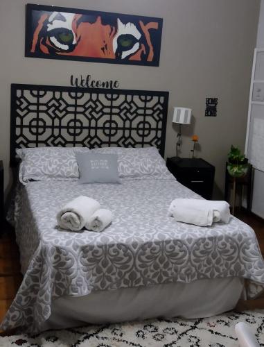 um quarto com uma cama com duas toalhas em MAGUI CONCEPCION DEL URUGUAY em Concepción del Uruguay