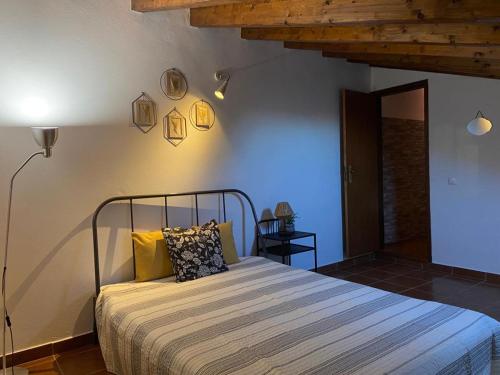 1 dormitorio con 1 cama en una habitación en Casa Alfarroba, en Barão de São Miguel