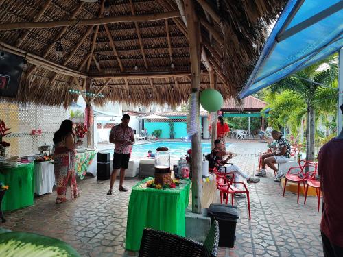 un groupe de personnes debout dans un pavillon avec des tables dans l'établissement Hotel Coronado Inn, à Playa Coronado