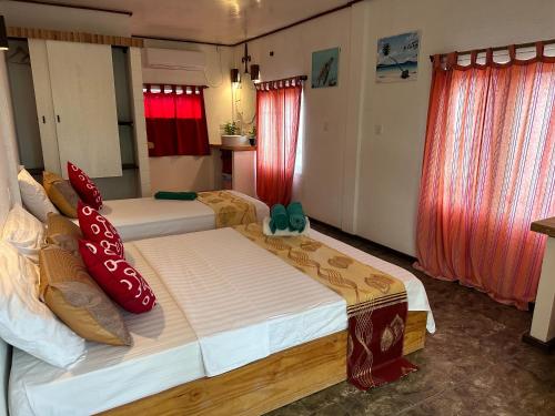 Кровать или кровати в номере Dhiffushi Island Villa