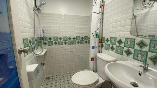 La salle de bains est pourvue de toilettes et d'un lavabo. dans l'établissement ไร่วิวทิวเขา ลานกางเต็นท์ ฟาร์มสเตย์, à Ban Nong Tum