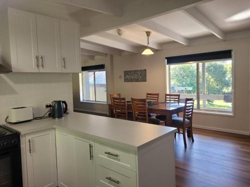 a kitchen and dining room with a table and chairs at Healesville Schofield Cottage in Healesville