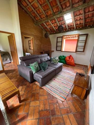 un soggiorno con divano e tavolo di As 3 Casinhas no Paraiso em Cunha!! a Cunha
