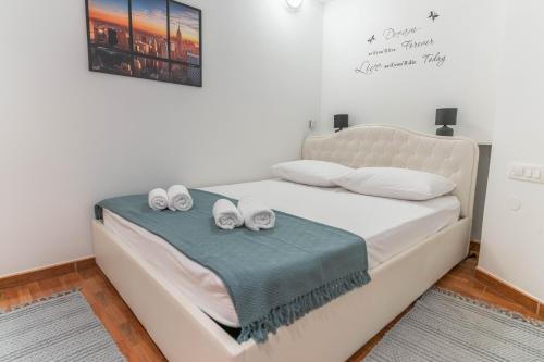 Una cama blanca con dos toallas encima. en Apartman Lara, en Šestanovac