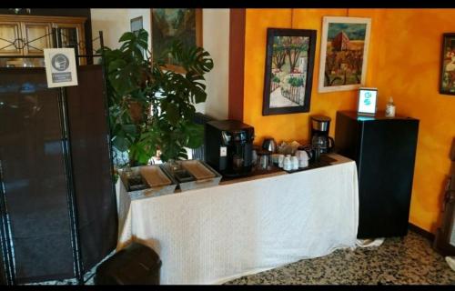 een koffiebar met een aanrecht in een kamer bij Villa de Ros in Salò
