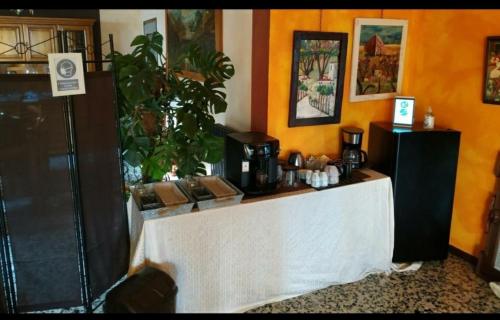 a coffee shop with a counter in a room at Villa de Ros in Salò