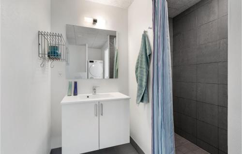 uma casa de banho branca com um lavatório e um chuveiro em Lovely Apartment In Hvide Sande With Kitchen em Hvide Sande