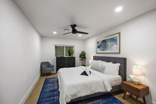 een slaapkamer met een bed en een plafondventilator bij Bowstring Beauty- Incredible Views! in Sedona