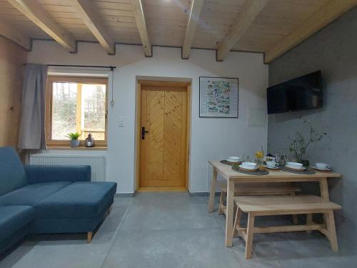 un soggiorno con divano blu e tavolo di Domki Zew Natury a Lesko