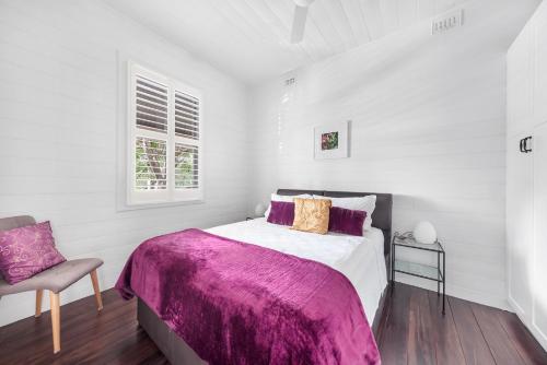um quarto com uma cama grande e uma cadeira em COOK3R - Character on Cook Street em Sydney