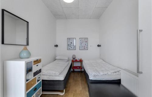 Duas camas num quarto com paredes brancas em Lovely Apartment In Hvide Sande With Kitchen em Hvide Sande