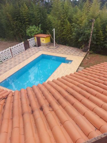 una vista aérea de un techo de azulejos con piscina en Recanto Casa Amarela, en Miguel Pereira