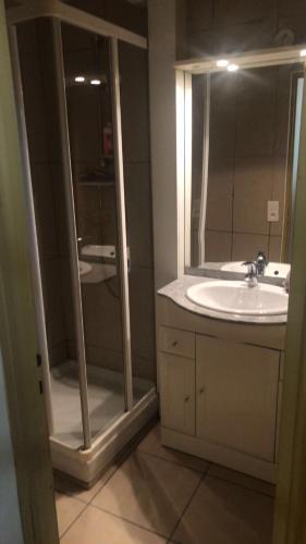 ein Bad mit einem Waschbecken und einem Spiegel in der Unterkunft MISSYT in Colombes