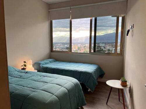 1 dormitorio con 2 camas y ventana grande en Depto a estrenar increíble vista 180º Cocha, en Cochabamba