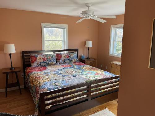 sypialnia z łóżkiem i wentylatorem sufitowym w obiekcie Spindrift w mieście Eastport