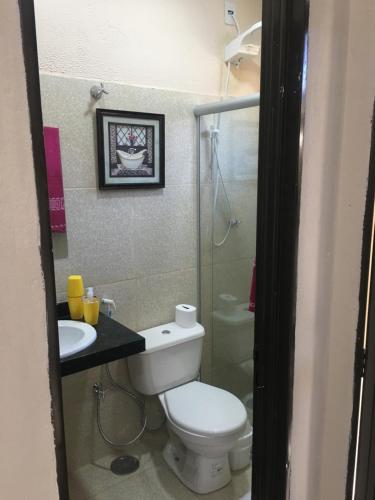 La salle de bains est pourvue de toilettes, d'un lavabo et d'une douche. dans l'établissement Suíte Rio de Ondas 1, à Barreiras