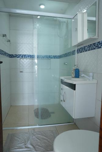 y baño con ducha acristalada y lavamanos. en Loft Centro Histórico: Mirante, en São Paulo