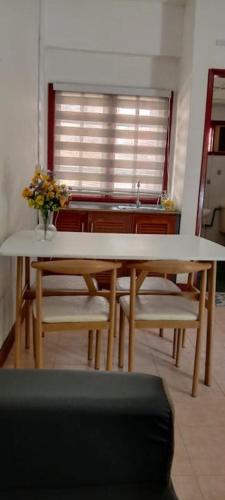una mesa y sillas en una habitación con cocina en Cherating Damai Guest House, en Cherating